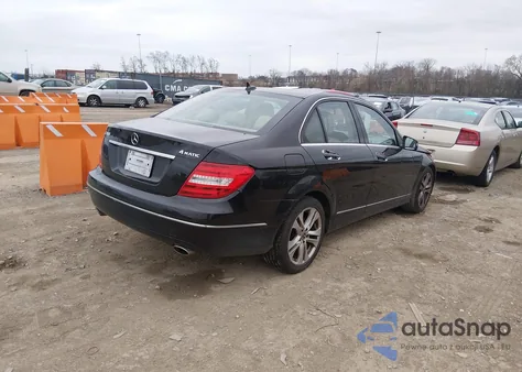 2013 Mercedes-Benz C 300 Luxury 4Matic из США, поврежденный, VIN WDDGF8ABXDR277743